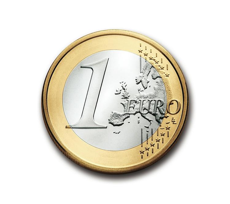 На выходные официальный курс евро составил 76,67 рублей