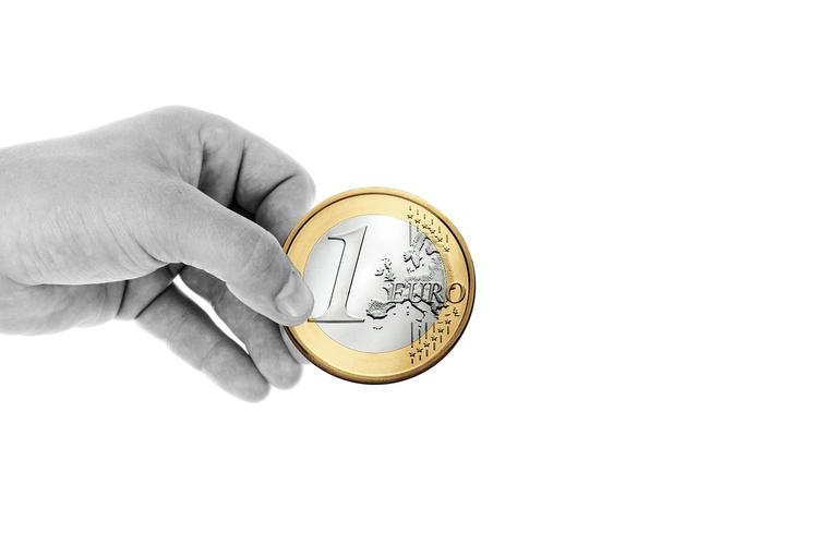 Евро достиг отметки в 77 рублей