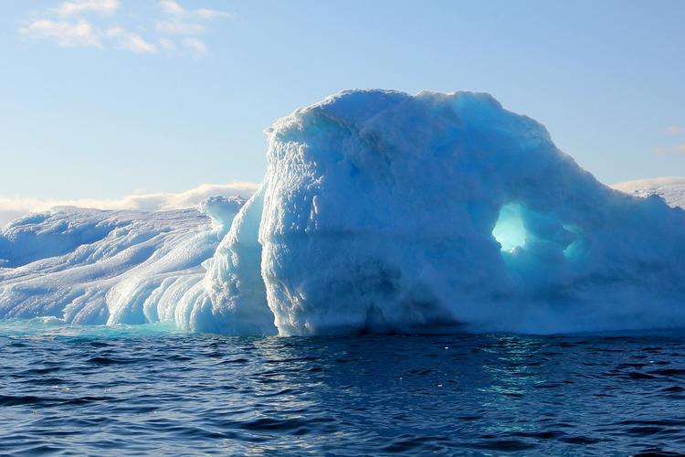 Гигантский ледник откололся от Гренландии
