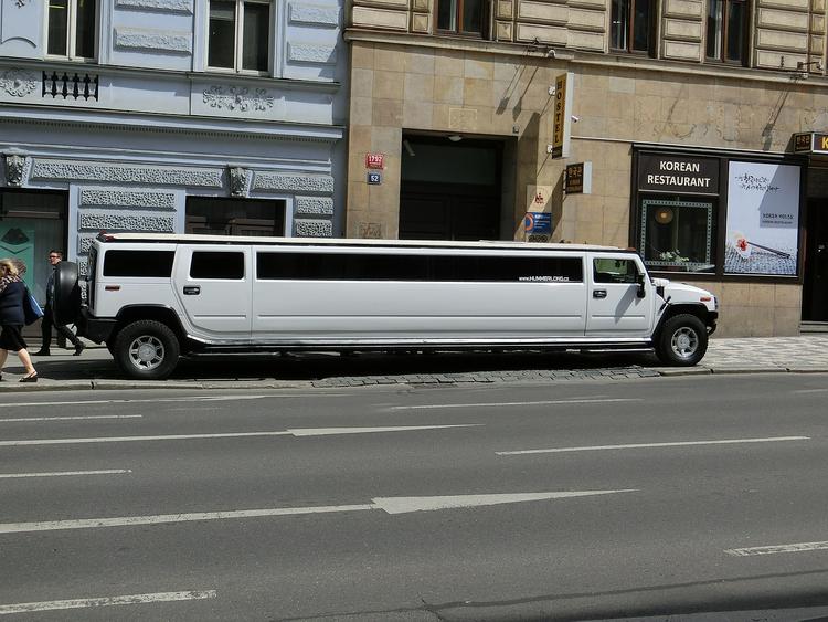 В Петербурге произошло ДТП с участием свадебного лимузина Hummer