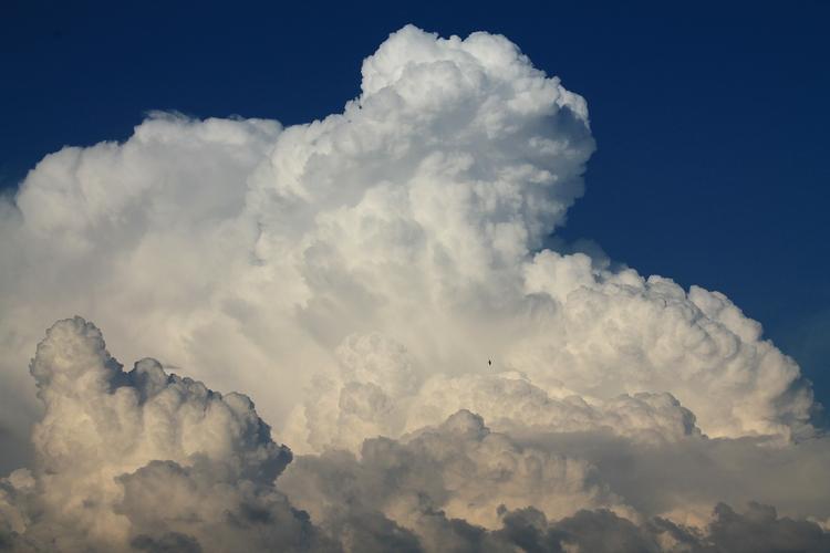 Госдума может запретить использование реагентов для разгона облаков