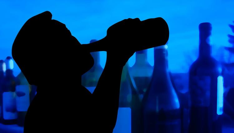 Люди, ведущие трезвый образ жизни, умирают раньше алкоголиков, говорят ученые