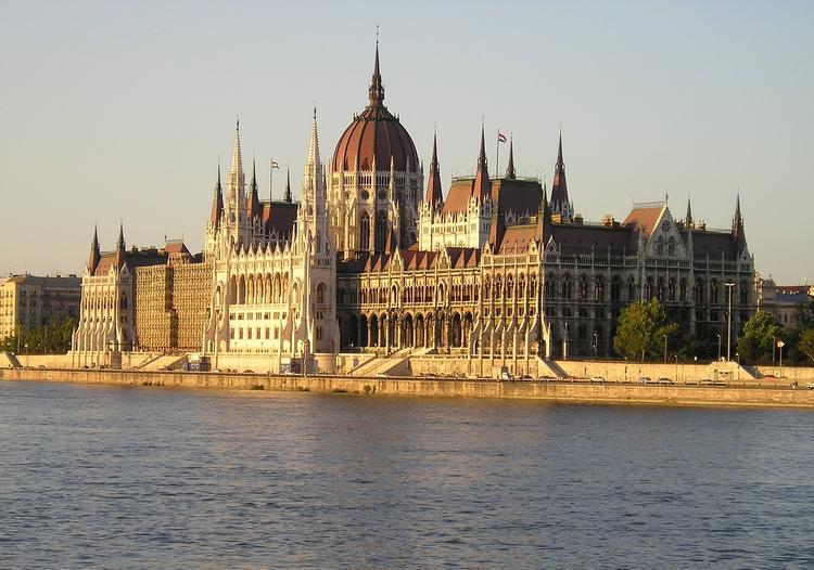 Премьер-министр Венгрии советует беженцам идти туда, откуда пришли