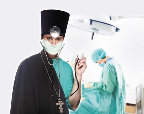 Намочите ватку  лампадным маслом…