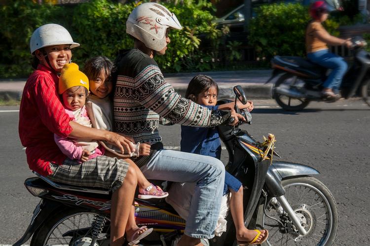 Для неженатых пар в Индонезии ввели комендантский час