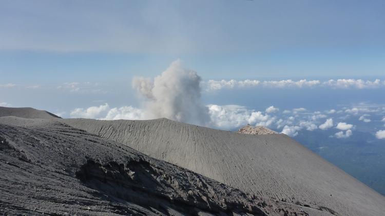 На Камчатке вулкан Шивелуч выбросил столб пепла высотой около 6 км