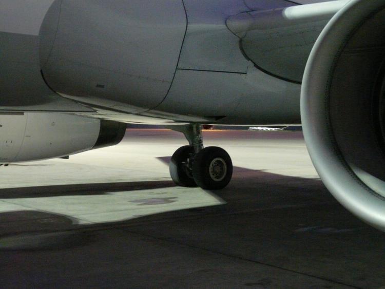 В Индонезии Boeing 737 при посадке выкатился за пределы полосы