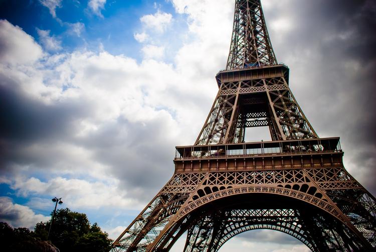 Сегодня Эйфелеву башню вновь откроют для туристов