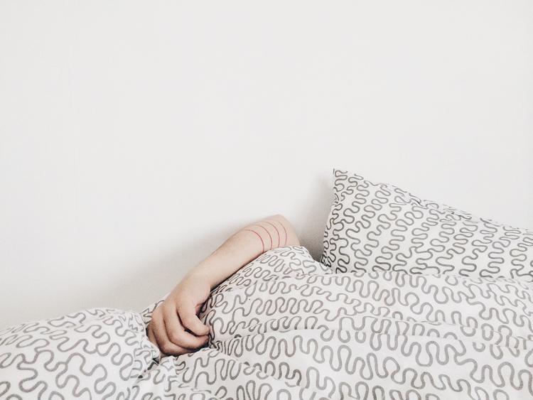 Ученые рассказали, на какой стороне кровати надо спать и почему