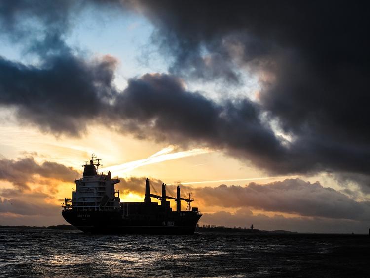Утечка нефтепродуктов произошла на танкере, севшем на мель у берегов Сахалина