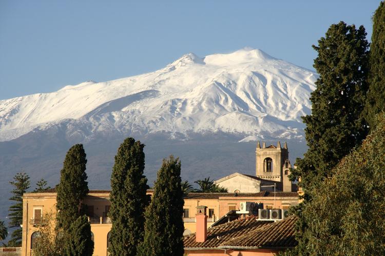 На Сицилии из-за извержения вулкана Этна закрыли аэропорт