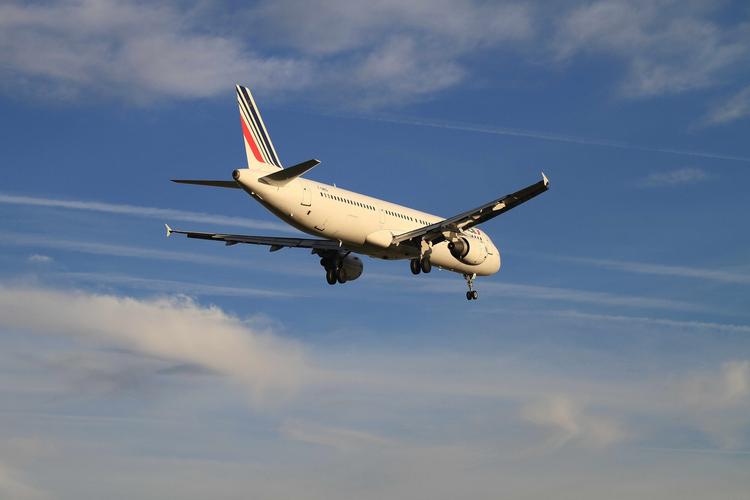 Боинг, летевший в Париж из США, совершил экстренную посадку из-за угрозы взрыва