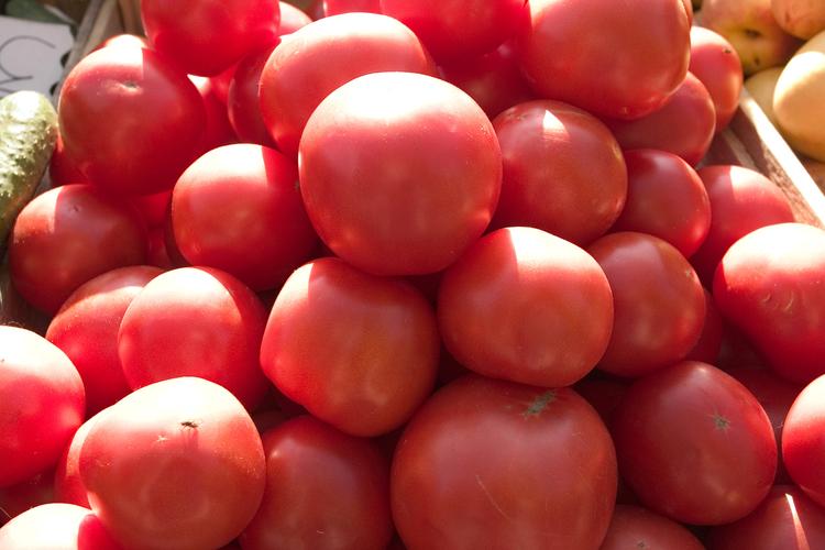 В России резко дорожают помидоры и огурцы