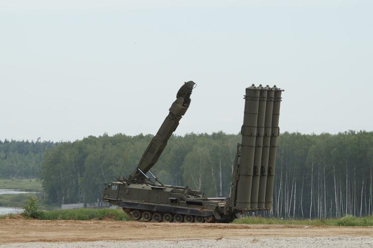 Для обороны Москвы ВКС РФ получили новый полковой комплект С-400 "Триумф"