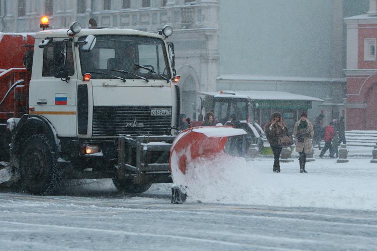 Не менее 18 тысяч единиц техники убирают снег на московских дорогах