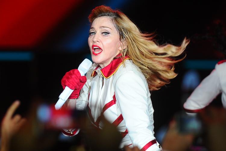 Фанаты в шоке: Мадонна вышла на сцену пьяная