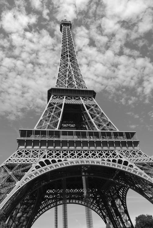 Посещаемость Эйфелевой башни в Париже резко упала после терактов