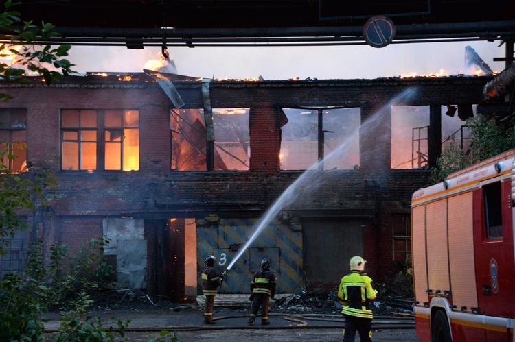 В Москве загорелось здание швейного предприятия, в котором находятся люди