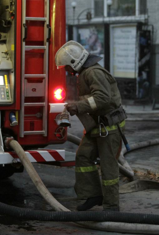 Живой мужчина обнаружен в здании сгоревшего швейного предприятия в Москве