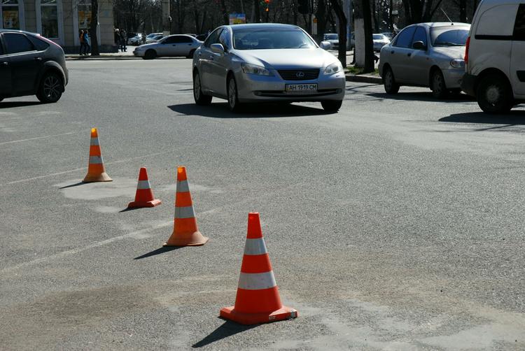 В Москве на проезжей части провалился грунт