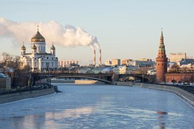 Мужчины прыгнул с моста в Москву-реку на Пречистенской набережной