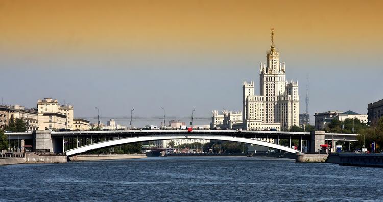 Прогулочный теплоход частично затонул в Москве-реке