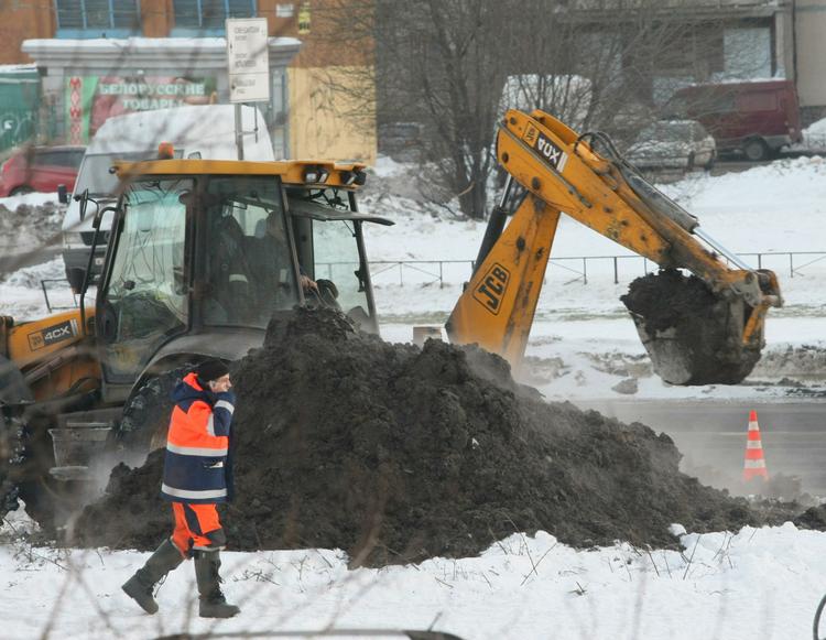 В Екатеринбурге водитель экскаватора засыпал снегом маленькую девочку