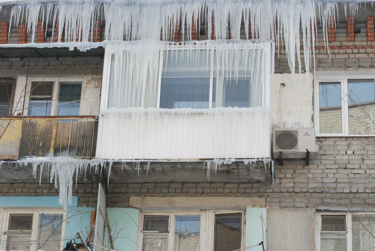На пожилую жительницу Тверской области упала глыба льда с крыши
