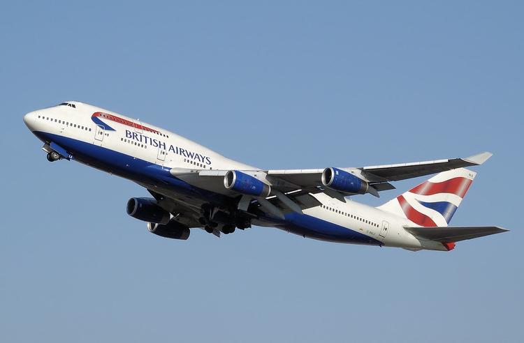 Авиакомпания British Airways запретит пассажирам есть орехи