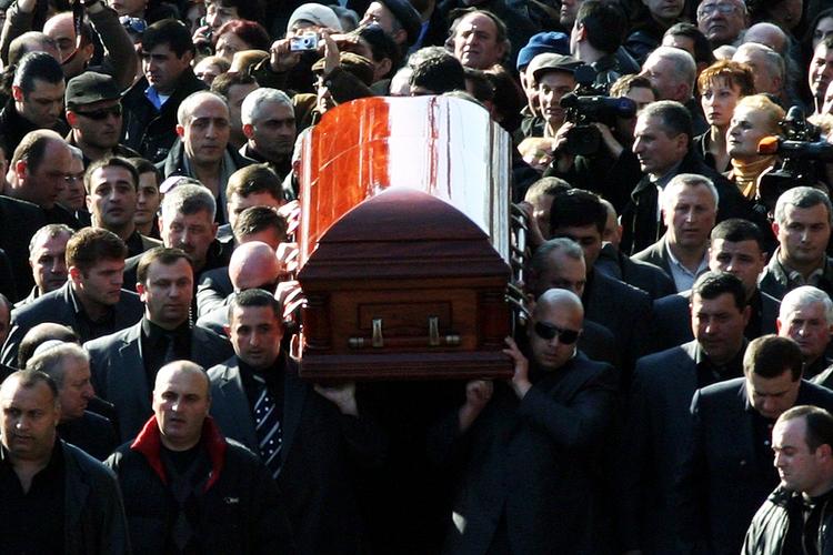 Во Владикавказе с воинскими почестями похоронили главу Северной Осетии
