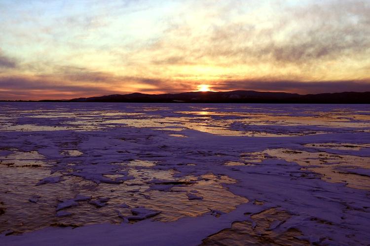 Toyota ушла под лед на Байкале, погибли женщина и девочка