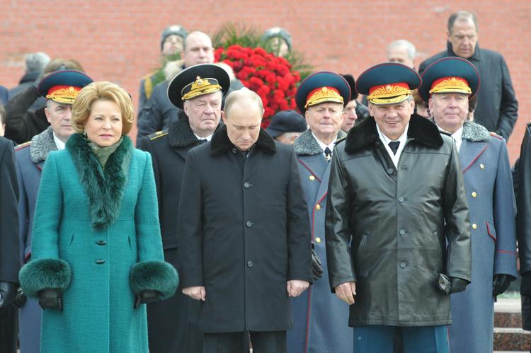 Владимир Путин возложил к Могиле Неизвестного солдата венок