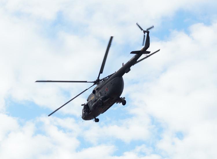Вертолет совершил жесткую посадку под Петербургом, есть пострадавшие