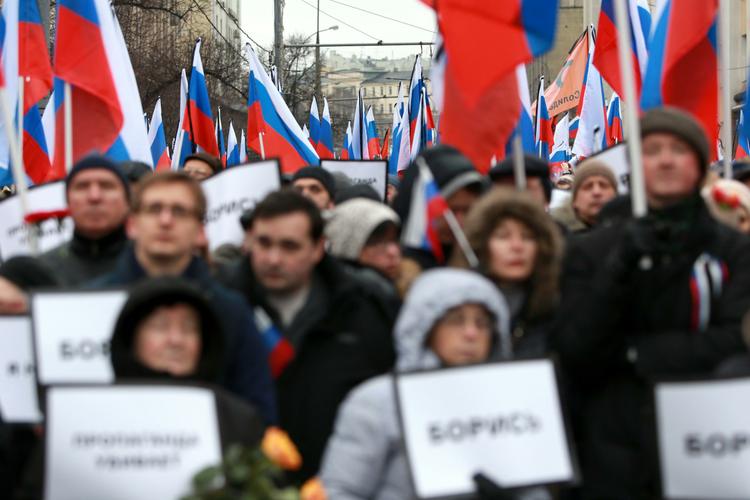 На шествие памяти Немцова в Москве вышли тысячи