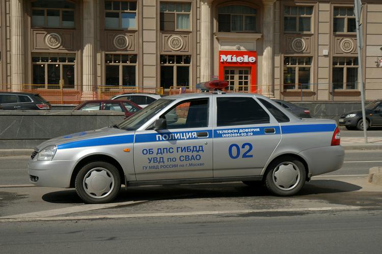 Автомобиль насмерть сбил пешехода в центре Москвы и врезался в стену дома