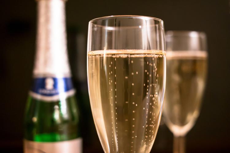 "Аэрофлот" намерен закупить французского шампанского почти на 200 млн рублей
