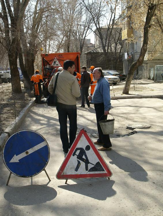 Из-за провала грунта в центре Москвы автомобиль упал в яму