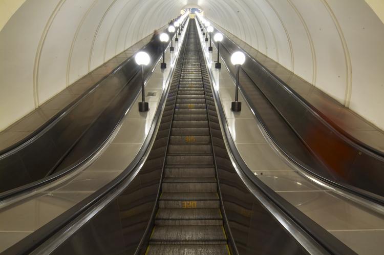 Вдоль эскалаторов в московском метро установят экраны