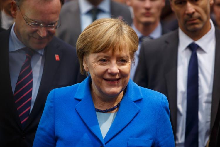 Ангелу Меркель сравнили с пианистом на затонувшем "Титанике"