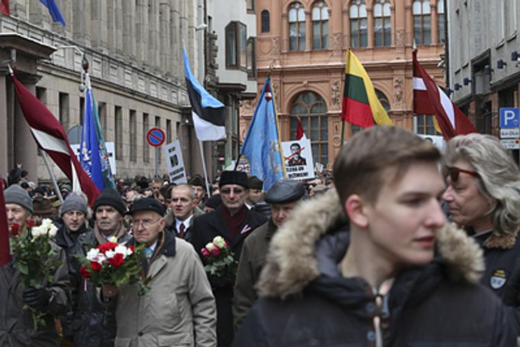 В центре Риги тысячи человек маршируют под знаменами СС