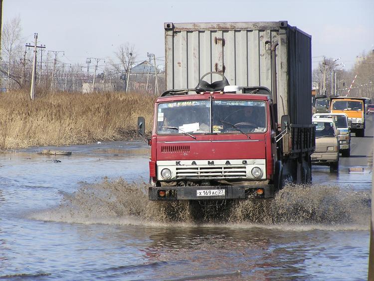 В Москве с семиметровой высоты упал грузовик