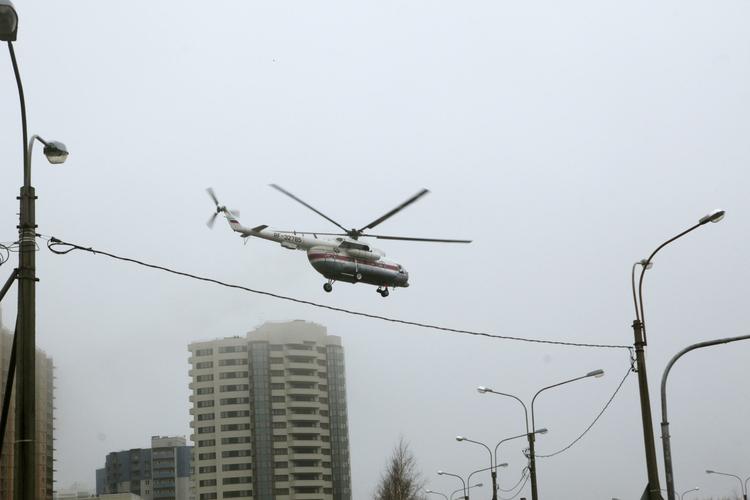В Москве вертолет приземлился прямо у станции метрополитена