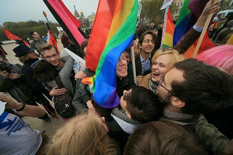 ЛГБТ-активисты намерены закидать Смольный запросами о проведении акций