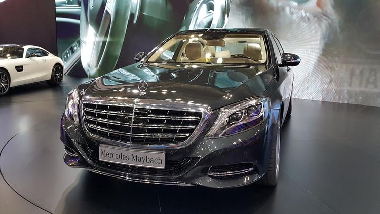 Два автомобиля Maybach не разъехались в Столовом переулке в центре Москвы