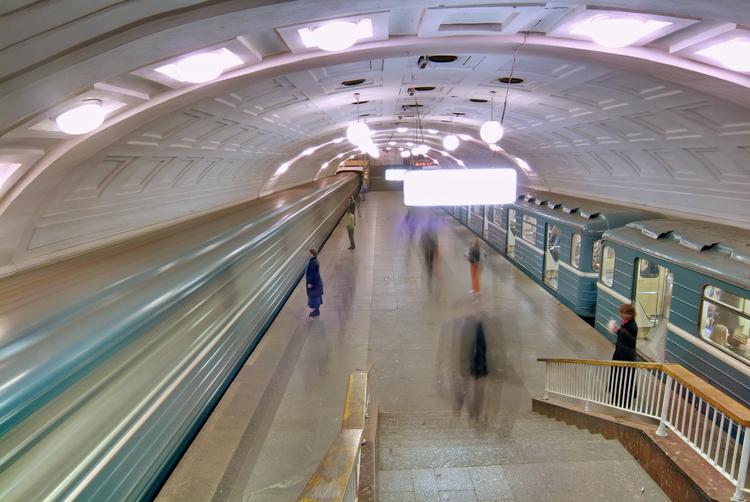 В Московском метро человек упал под поезд