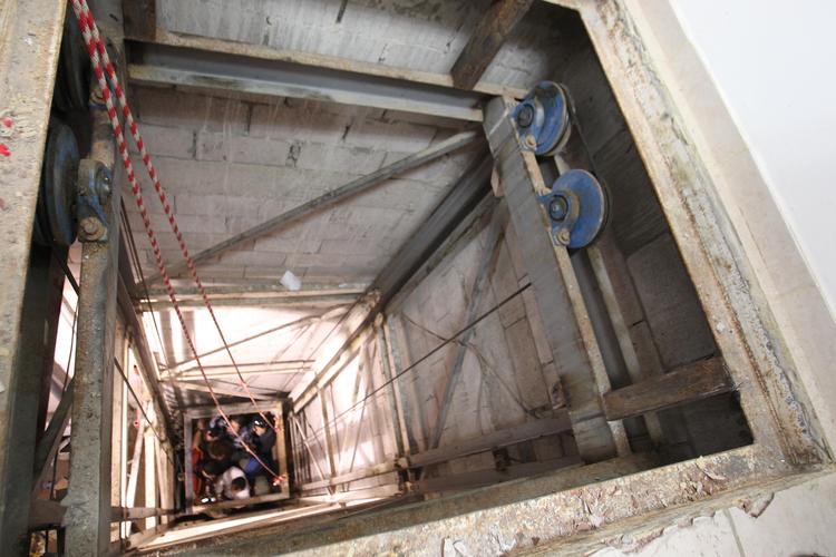 На севере Москвы уборщица упала в шахту лифта