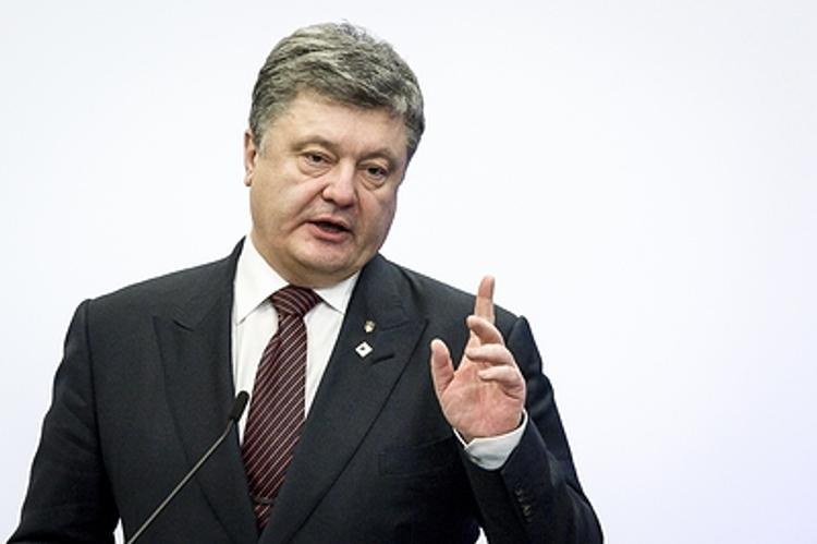 Порошенко высказался за продление санкций против России