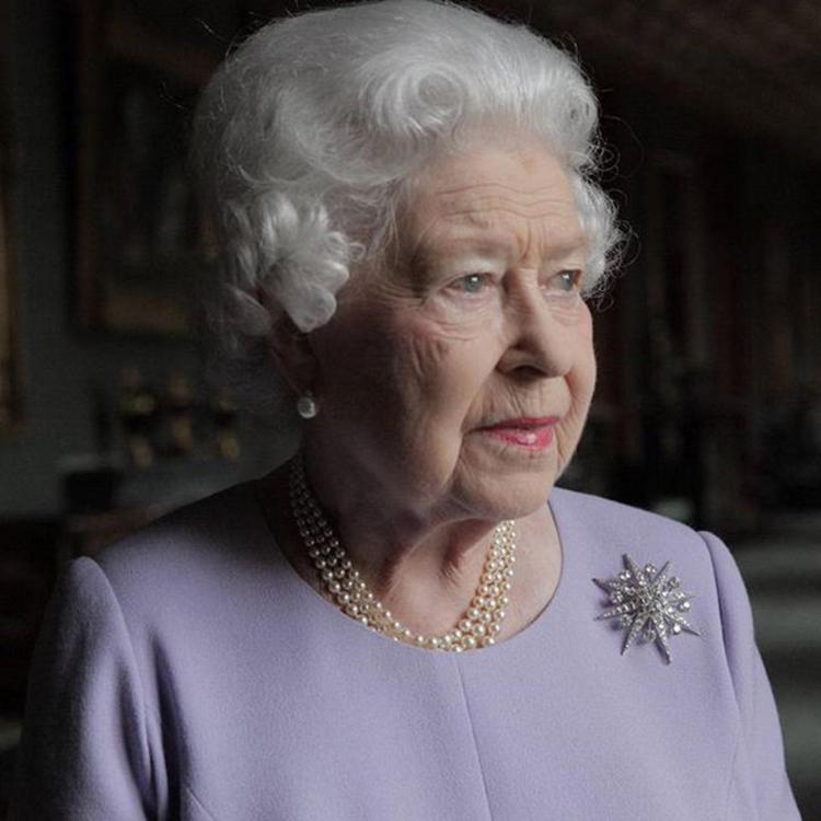 Королева Великобритании отрекается от престола в пользу внука