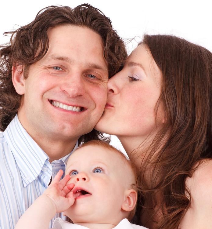 Ученые призывают родителей целоваться при детях