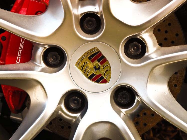 Porsche c "номером сатаны" угнали в Москве